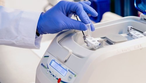 Pharmacist using Beadbug microtube homogenizer in the Pharmacometrics Center.