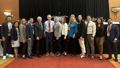 Faculty and students from the College of Dental Medicine-Illinois take a photo at the IL State Dental Society Annual Meeting.