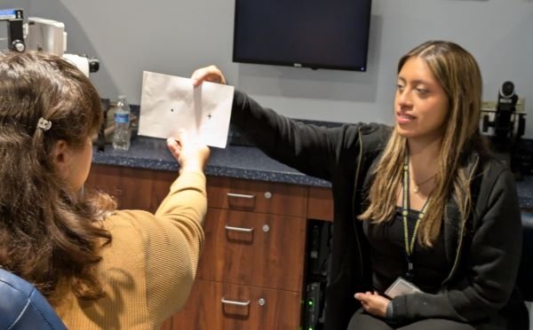 Attendees hold a paper and conduct the blind spot test.