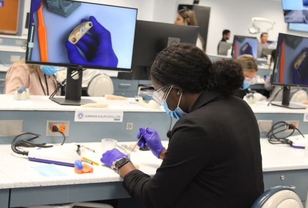 An attendee of the ASDA Pre-Dental Day in the simulation lab.